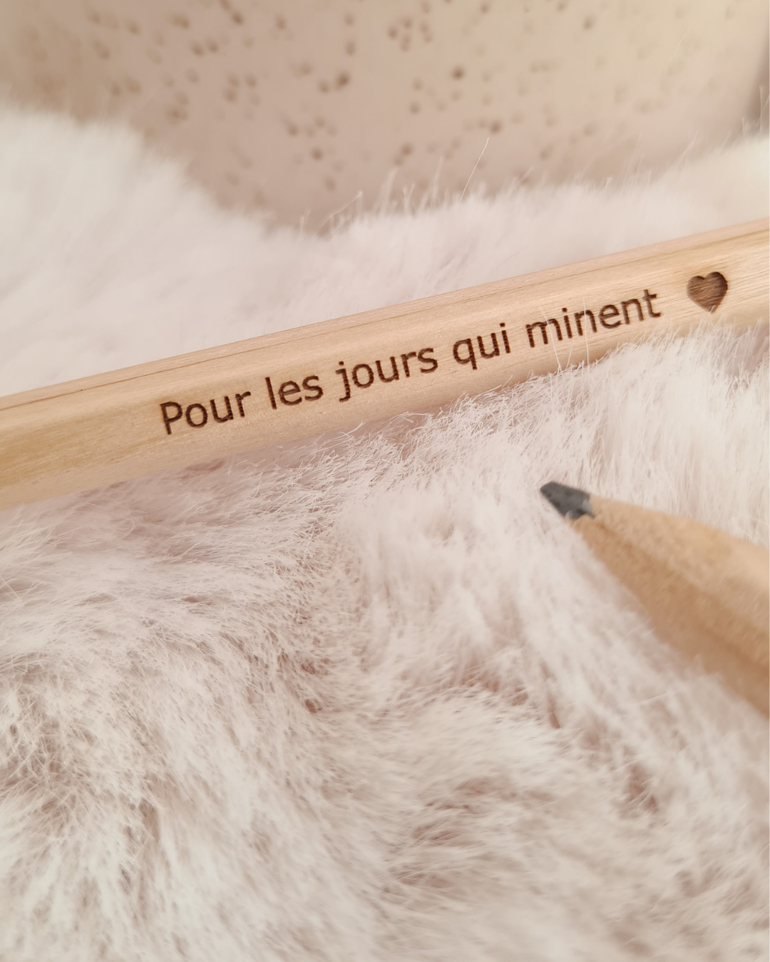 Crayon à papier gravé :"Pour les jours qui minent"