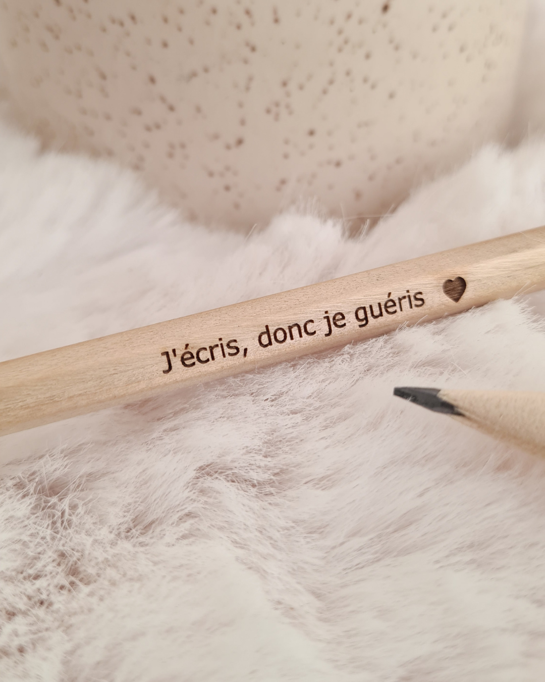 Crayon à papier gravé : "J'écris, donc je guéris"
