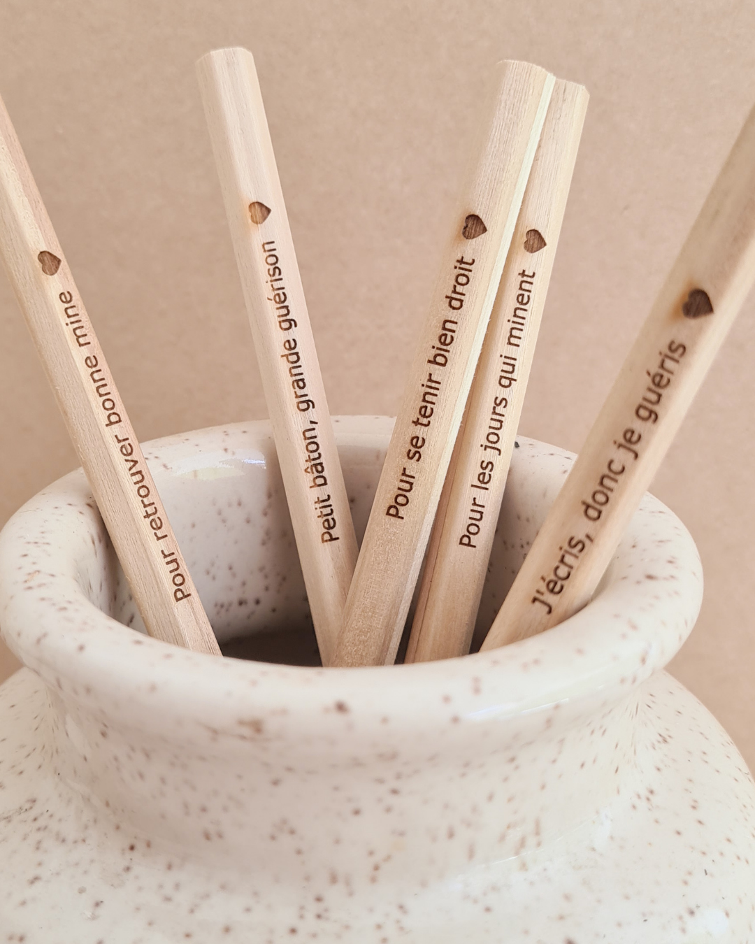 Crayon à papier gravé : "Pour se tenir bien droit"