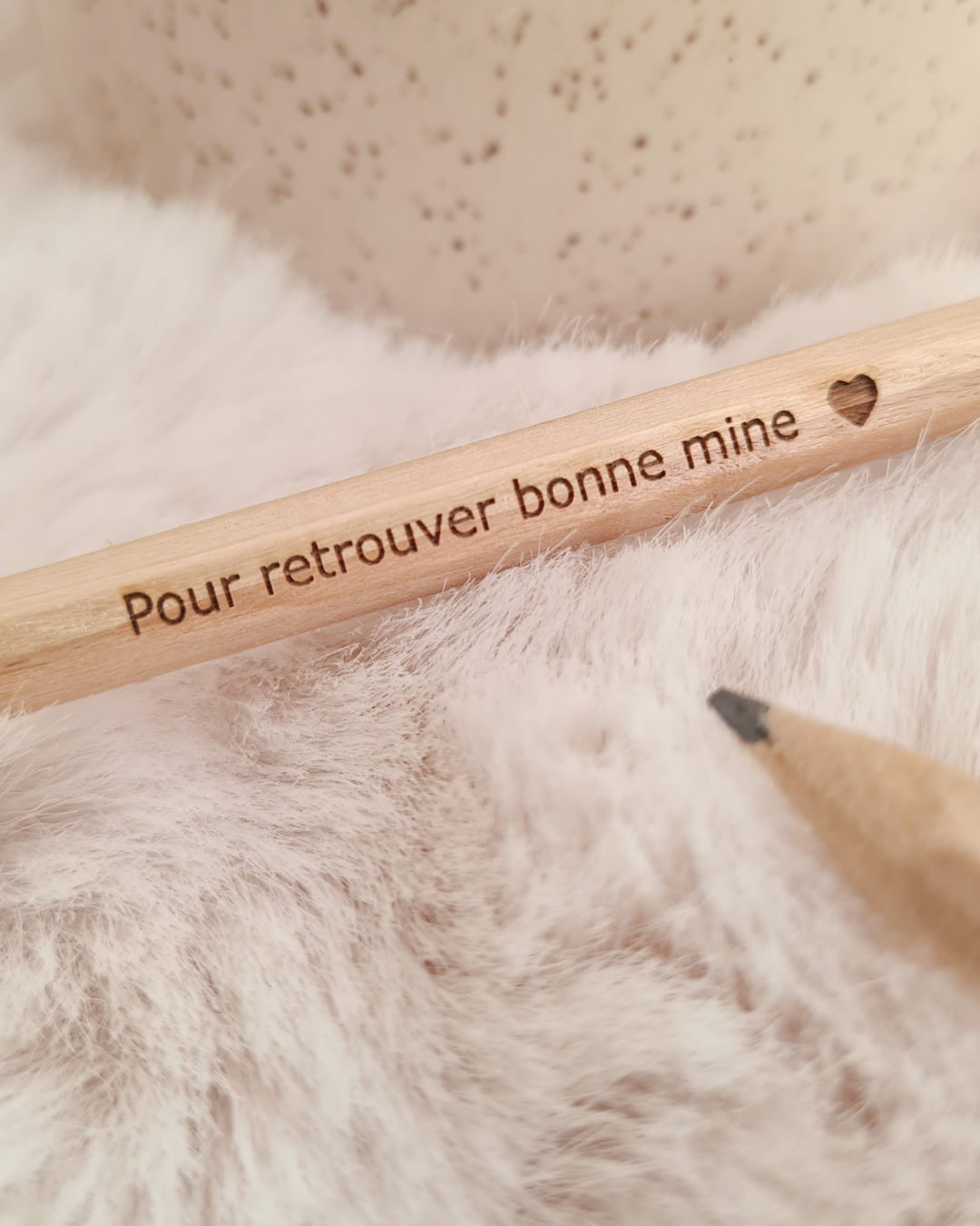 Crayon à papier gravé : "Pour retrouver bonne mine"