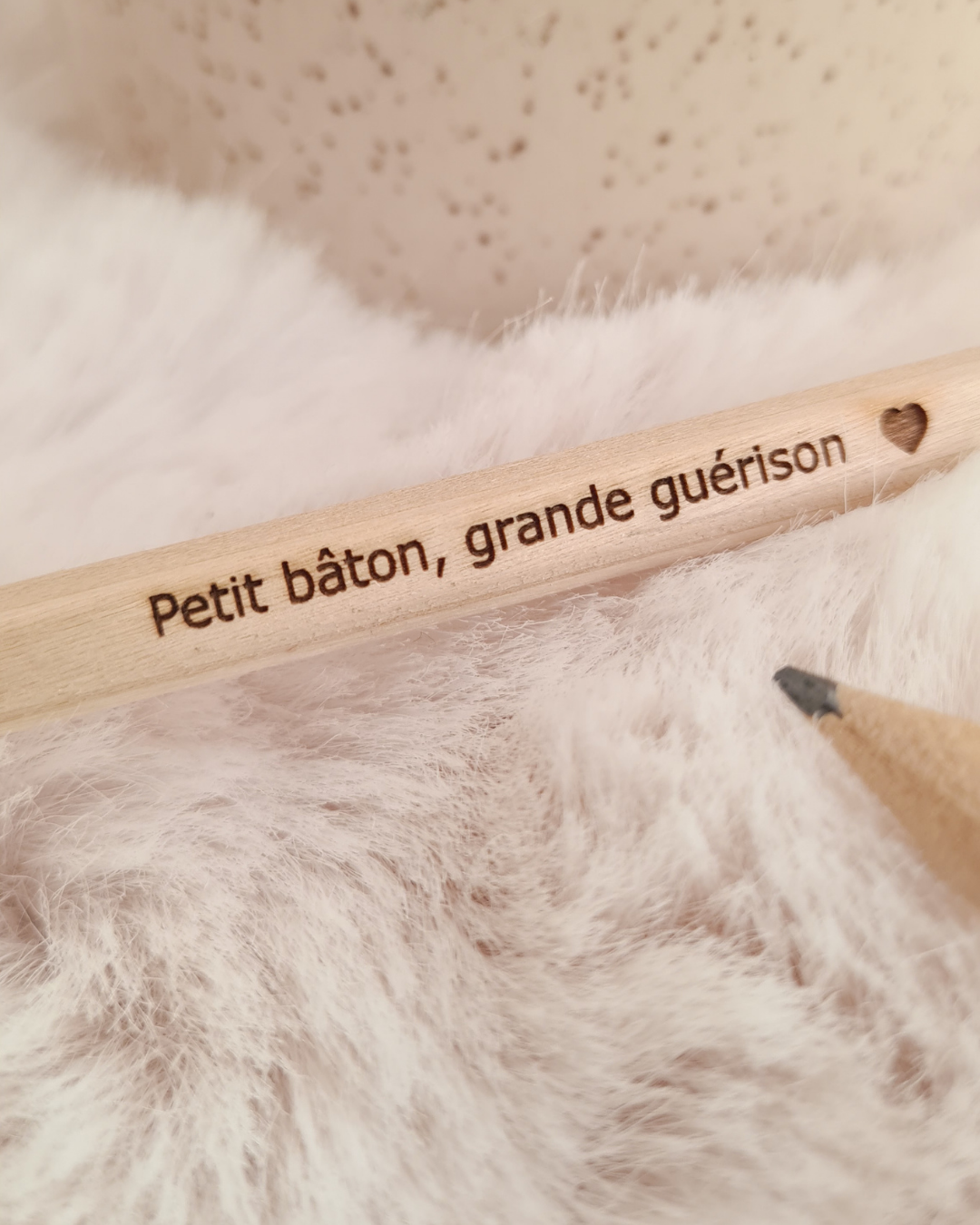 Crayon à papier gravé :"Petit bâton, grande guérison"