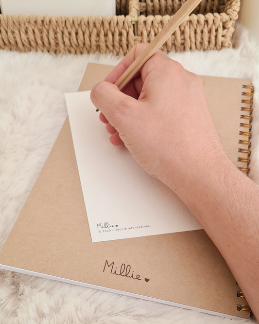 Crayon à papier gravé : "J'écris, donc je guéris"