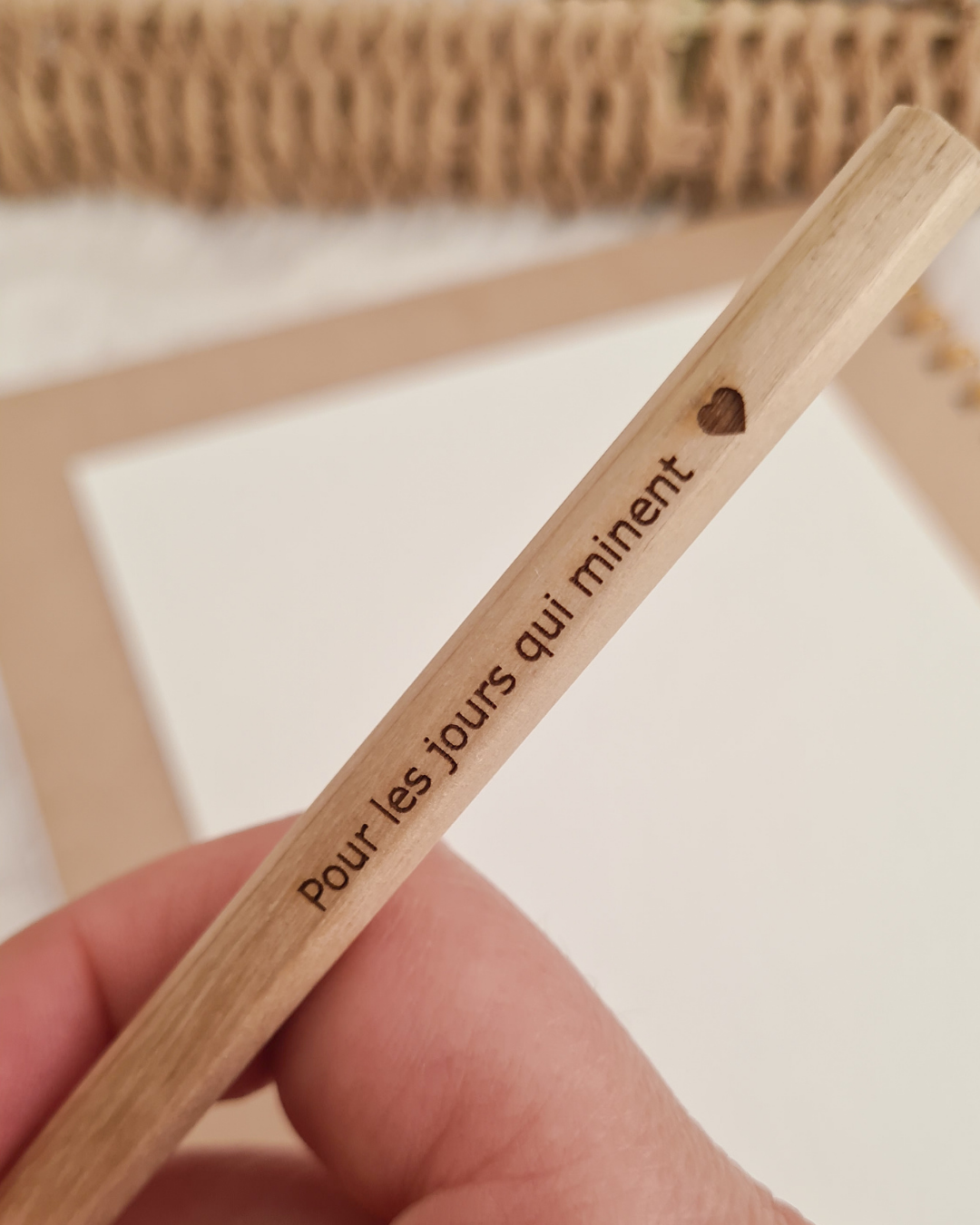 Crayon à papier gravé :"Pour les jours qui minent"