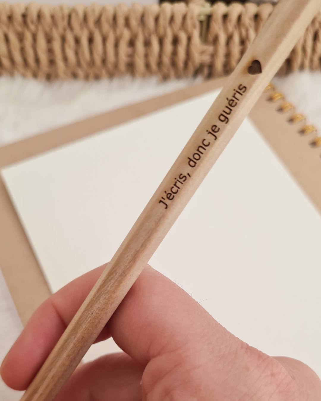 Crayon à papier gravé : "J'écris, donc je guéris"