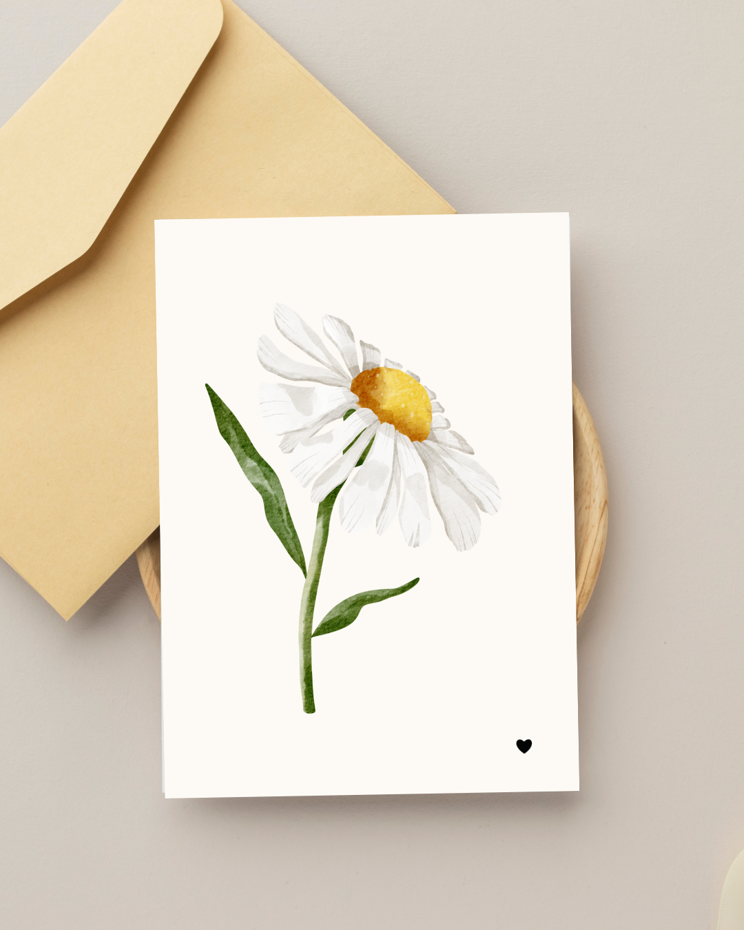 Une carte totem illustrée en aquarelle avec une fleur pâquerette