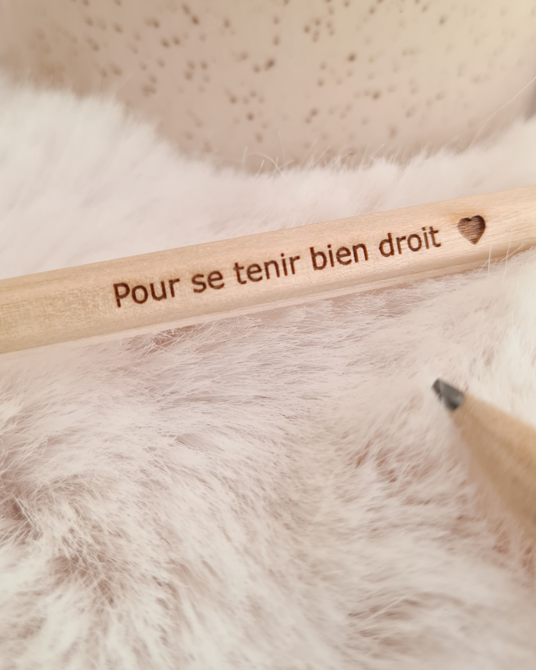 Crayon à papier gravé : "Pour se tenir bien droit"