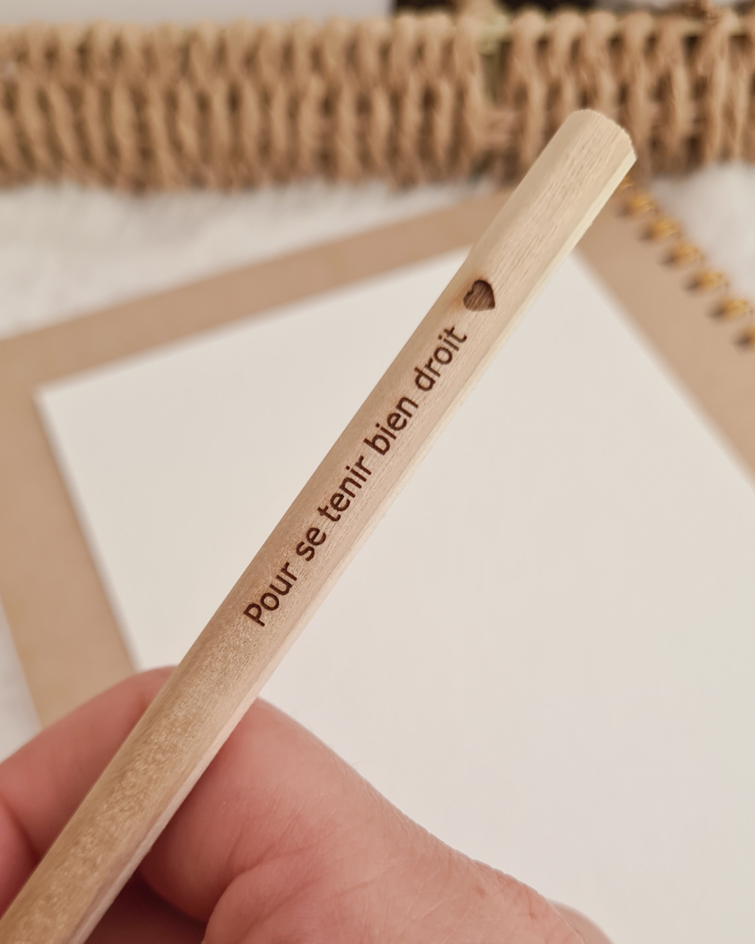 Crayon à papier gravé : "Pour se tenir bien droit"