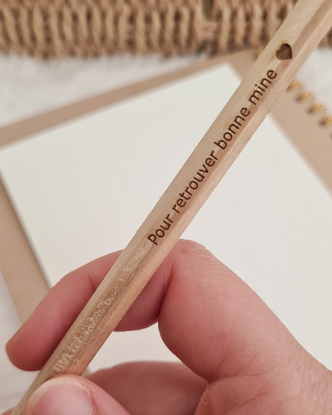 Crayon à papier gravé : "Pour retrouver bonne mine"