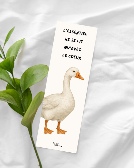 Un marque-page avec le message : "L'essentiel ne se lit qu'avec le coeur" et une oie illustrée en aquarelle