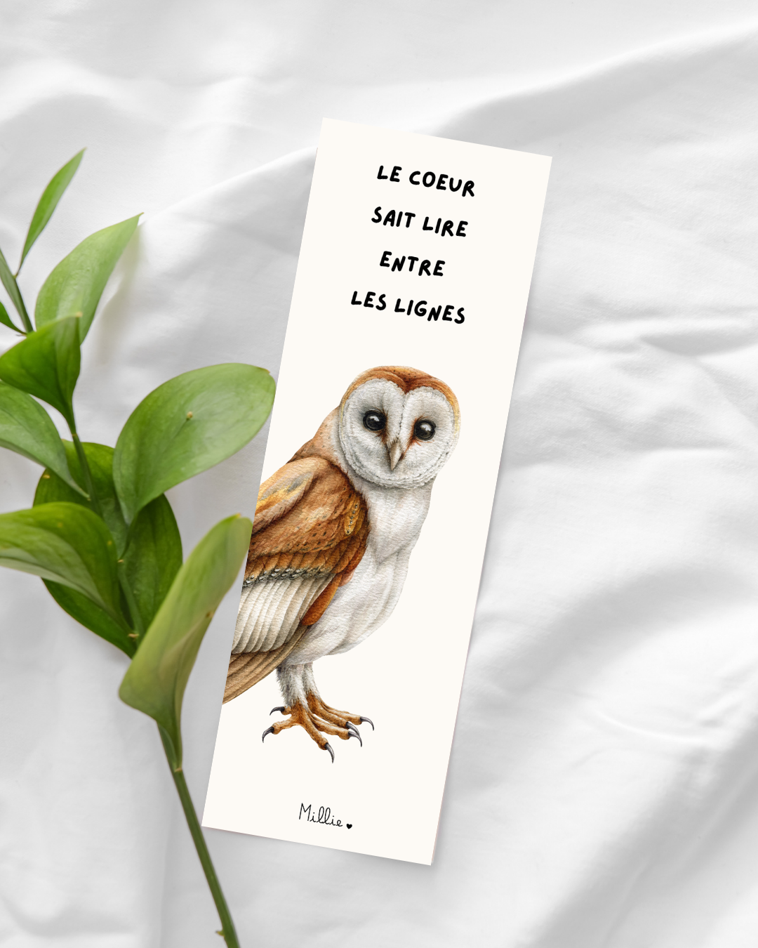 Un marque-page avec le message : "le coeur sait lire entre les lignes" et une chouette illustrée en aquarelle. 